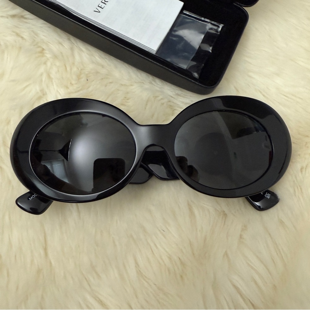 Versace Black Sunglasses with Gold Detail
VE4426BU brand new - Picture 3 of 8